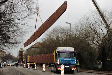A mintegy hattonnás elemeket hatalmas daruval helyezték az épületre