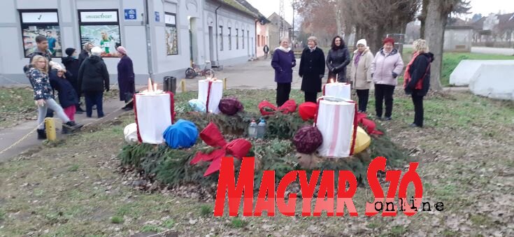Fellobbant Bácskossuthfalva központjában a hatalmas adventi koszorú harmadik gyertyája is (Kazinczy Paszterkó Diana) Fellobbant Bácskossuthfalva központjában a hatalmas adventi koszorú harmadik gyertyája is (Kazinczy Paszterkó Diana)