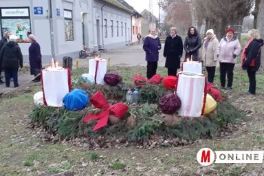 Fellobbant Bácskossuthfalva központjában a hatalmas adventi koszorú harmadik gyertyája is (Kazinczy Paszterkó Diana)