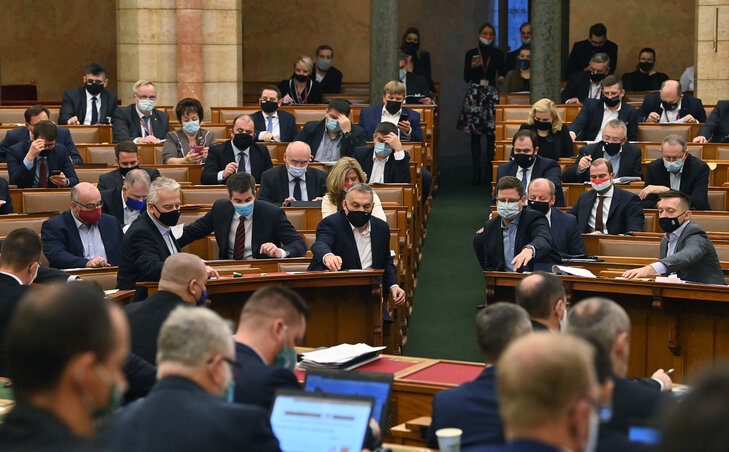 Szavaznak a képviselők Szavaznak a képviselők