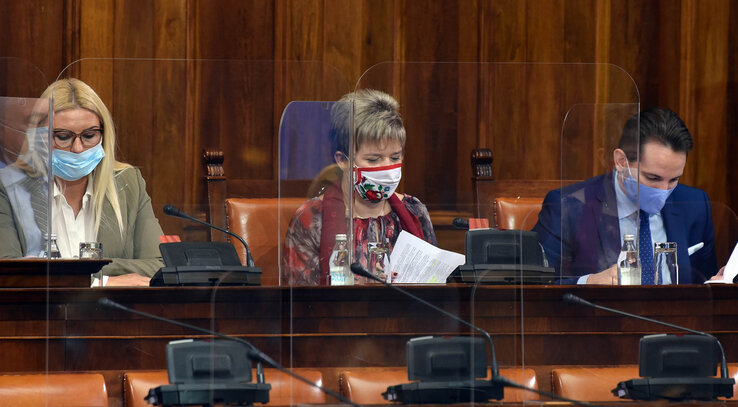 Kovács Elvira kérdésére válaszolva Siniša Mali tisztázta: Az államok közti megállapodás szerint nem lehetséges a kettős adókötelezettség