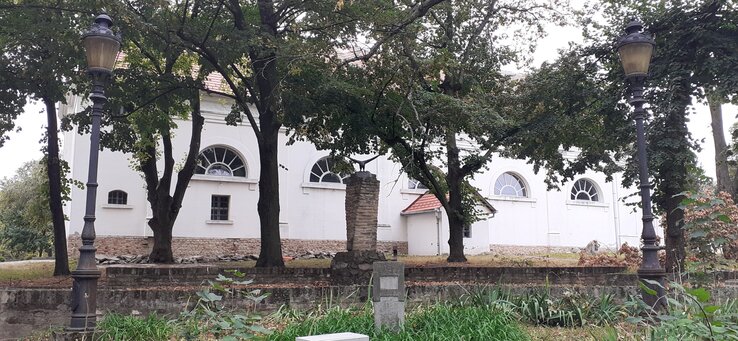 A bácskossuthfalvi turulszobor és a köré tervezett építmény a református templomkertben kapott helyet (Kazinczy Paszterkó Diana felvétele)