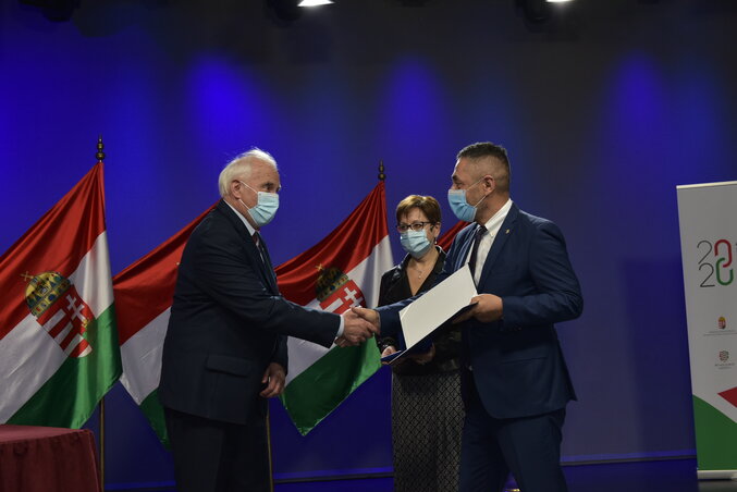 Ágoston András átveszi a Kallós Zoltán Külhoni Magyarságért Díjat (Gergely Árpád felvétele) Ágoston András átveszi a Kallós Zoltán Külhoni Magyarságért Díjat (Gergely Árpád felvétele)