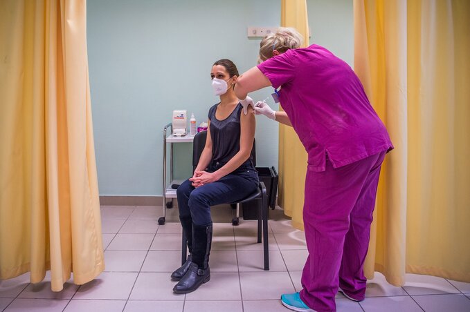 A Dél-pesti Centrumkórház egyik dolgozója megkapja a koronavírus elleni oltóanyagot (Fotó: MTI/Balogh Zoltán)