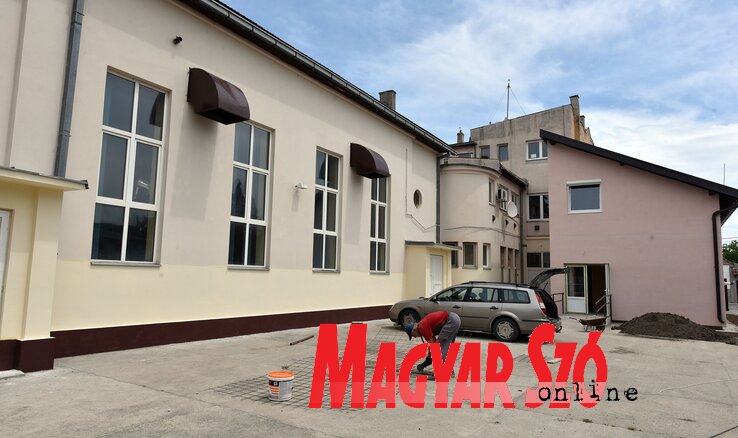 A telepi Petőfi Sándor MMK melléképületét az idén újjáépítették, már csak a felszerelést kell bevinni