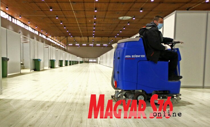 A vásárcsarnokban berendezett COVID-kórház működését az önkormányzat is támogatja. A költségvetés átütemezése után több mint 30 milliárd dinár maradt a városi kasszában