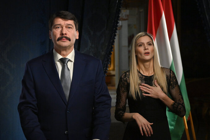 Áder János ünnepi köszöntőjét jelnyelvre Weisz Fanni fordította. (Forrás: MTI) Áder János ünnepi köszöntőjét jelnyelvre Weisz Fanni fordította. (Forrás: MTI)