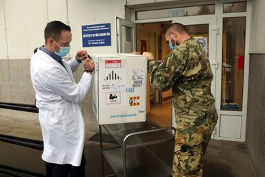Megérkezett az oltóanyag a Borsod-Abaúj-Zemplén Megyei Központi Kórház és Egyetemi Oktatókórházba (Fotó: MTI/Vajda János)