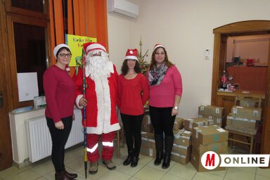 Török Beáta, Bognár Tóth Hajnalka és Miklós Dóra a december végi Télapó-csomag-osztáson