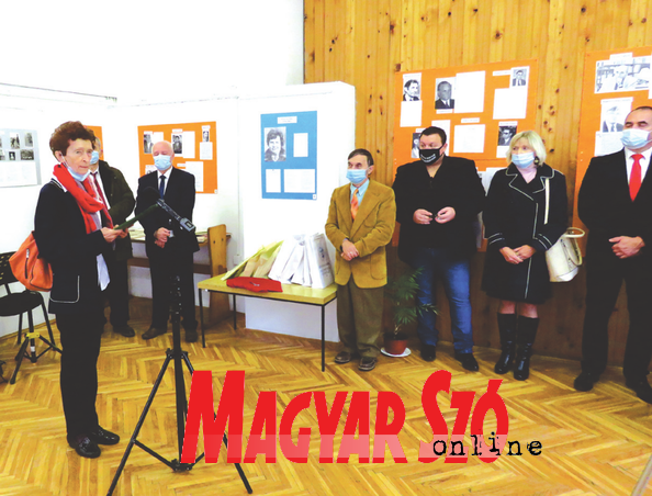 Dr. Hódi Éva megnyitja a Szarvas Gábor Nyelvművelő Egyesület jubileumi kiállítását, amely az elmúlt ötven év meghatározó pillanatait felidéző dokumentumokból állt össze (Csincsik Zsolt felvétele) Dr. Hódi Éva megnyitja a Szarvas Gábor Nyelvművelő Egyesület jubileumi kiállítását, amely az elmúlt ötven év meghatározó pillanatait felidéző dokumentumokból állt össze (Csincsik Zsolt felvétele)