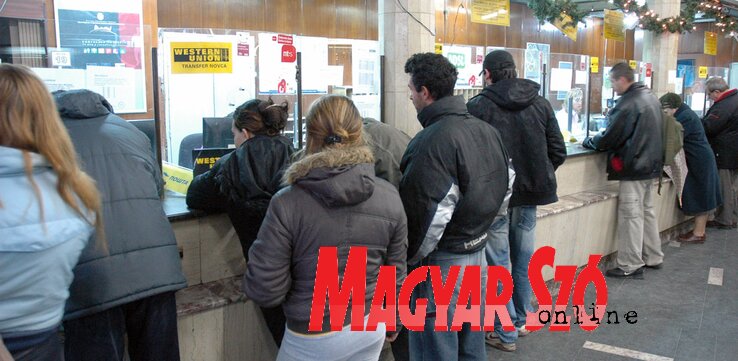 Új tolóablakokat nyitnak a panaszt benyújtóknak (Ótos András felvétele) Új tolóablakokat nyitnak a panaszt benyújtóknak (Ótos András felvétele)