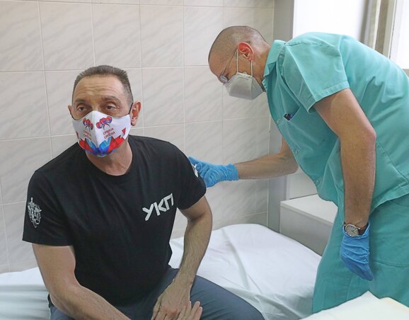 … és Aleksandar Vulin belügyminiszter vette fel (Fotó: Beta)