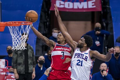 Beal és Embiid párharca a 76ers kosaránál (Fotó: Beta/AP)