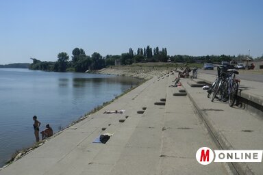 Évtizedekkel ezelőtt valaki azt hitte, hogy ezek a betonlépcsők megteszik strandnak (Fehér Rózsa felvétele)