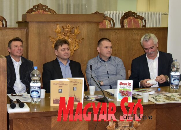 Az államtitkár évek óta részt vesz a Magyar Szó élőújságjain, ahol első kézből kaphatnak a termelők tájékoztatást a mezőgazdaságban történő újdonságokról. (Fotó: Gergely József) Az államtitkár évek óta részt vesz a Magyar Szó élőújságjain, ahol első kézből kaphatnak a termelők tájékoztatást a mezőgazdaságban történő újdonságokról. (Fotó: Gergely József)