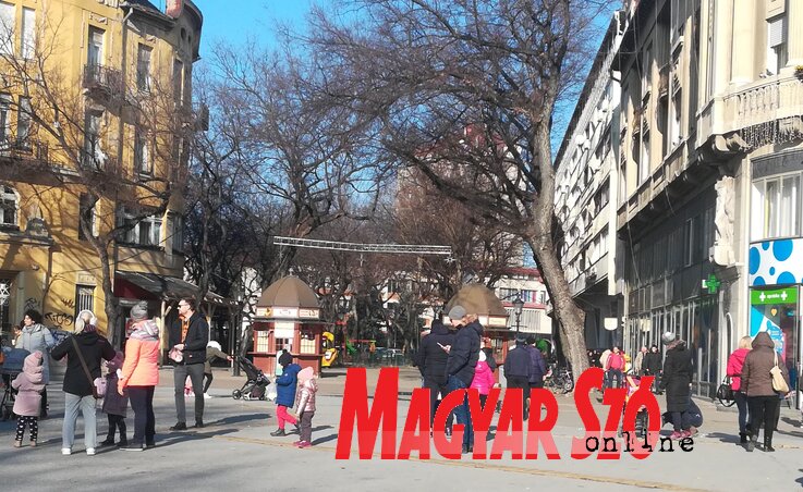 A szombati kellemes nappali időjárás a főtérre is kicsábította az embereket (Lukács Melinda felvétele) A szombati kellemes nappali időjárás a főtérre is kicsábította az embereket (Lukács Melinda felvétele)