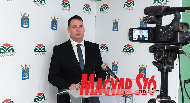 Fremond Árpád, a Vajdasági Magyar Szövetség Topolya községi szervezetének elnöke a tegnapi sajtótájékoztatón Fremond Árpád, a Vajdasági Magyar Szövetség Topolya községi szervezetének elnöke a tegnapi sajtótájékoztatón