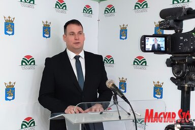 Fremond Árpád, a Vajdasági Magyar Szövetség Topolya községi szervezetének elnöke a tegnapi sajtótájékoztatón