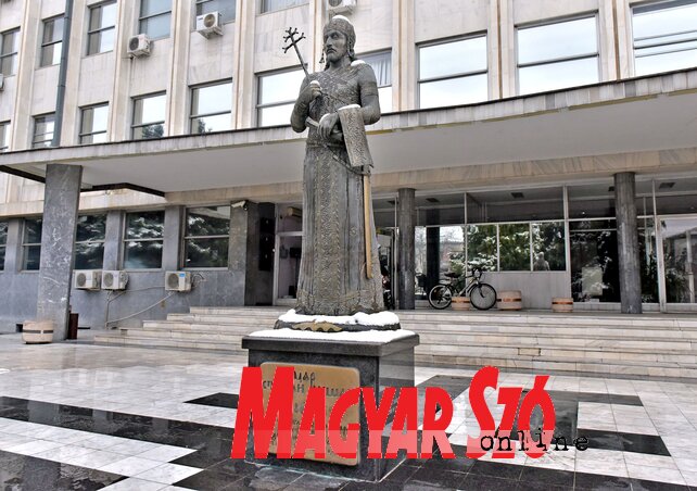 A szobor a bíróság épületének platóján áll (Fotó: Gergely Árpád)
