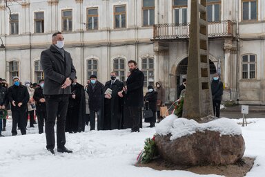 Kőrösi Viktor Dávid kolozsvári konzul megkoszorúzza a vallásszabadság emlékművét Tordán (Fotó: MTI)