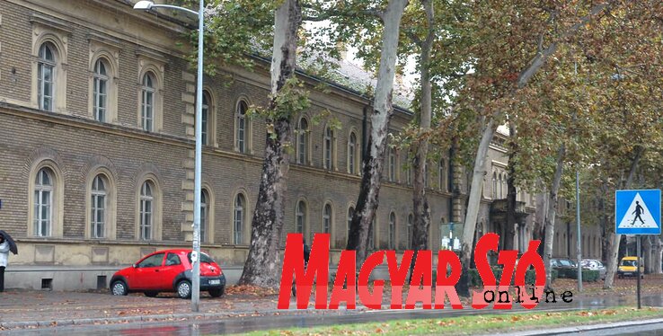 Úgy tűnik, a katonaság és az újvidéki önkormányzat számára is elfogadható megoldás, ha a félig üres kaszárnyák helyett egy nagyobb, összevont bázisba költözne a hadsereg teljes állománya