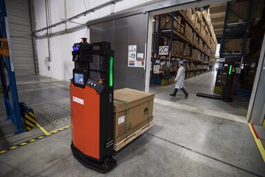 Önvezető targonca munka közben (Fotó: MTI)