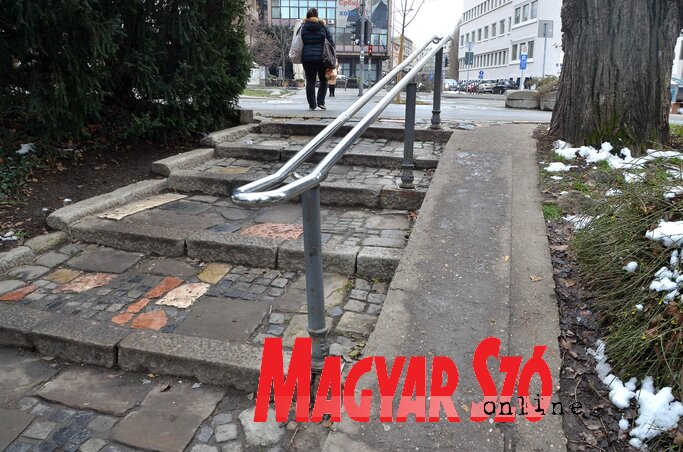 Újvidéken számos helyen igyekeztek megkönnyíteni a mozgássérültek közlekedését, a közintézményekben emelőplatformok segítik a kerekes székben ülők közlekedését, nagyon sok helyen láthatunk a lépcsők mellett, korláttal ellátott emelkedőket Újvidéken számos helyen igyekeztek megkönnyíteni a mozgássérültek közlekedését, a közintézményekben emelőplatformok segítik a kerekes székben ülők közlekedését, nagyon sok helyen láthatunk a lépcsők mellett, korláttal ellátott emelkedőket