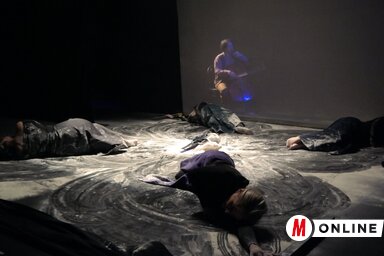 Az Újvidéki Színházban bemutatott előadás egyik jelenete