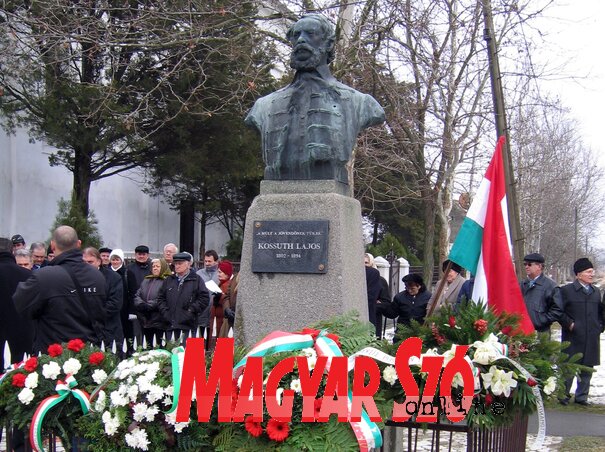 2015. április 3-án, nagypéntek hajnaláig a Kossuth-szobor átlőtt szívvel állt talapzatán (Fotó: Kecskés István)