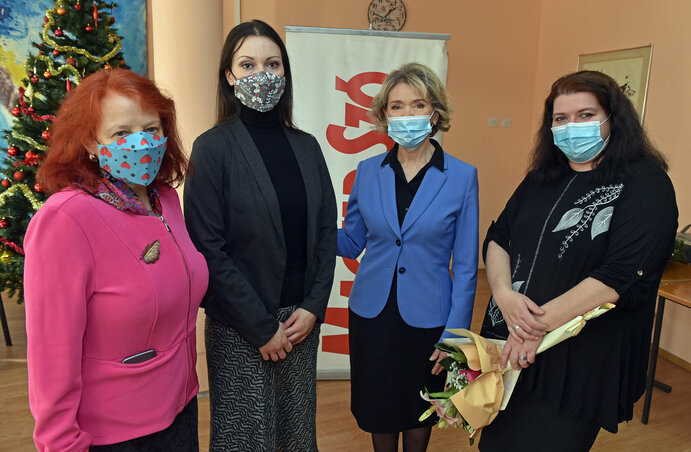 Varjú Márta főszerkesztő, Pesevszki Evelyn, lapunk díjazott újságírója és Ökrész Rozália igazgató Tóth D. Líviával a díjátadón Varjú Márta főszerkesztő, Pesevszki Evelyn, lapunk díjazott újságírója és Ökrész Rozália igazgató Tóth D. Líviával a díjátadón
