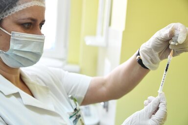 A vakcina felvétele a feltétele annak, hogy az élet visszatérjen a járvány előtti kerékvágásba (Fotó: Beta)