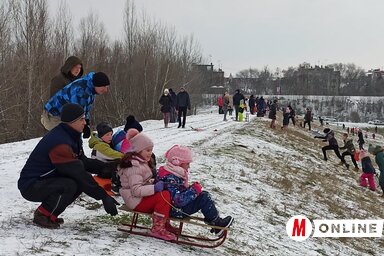 A zentai töltésen egymást érték a szánkózók