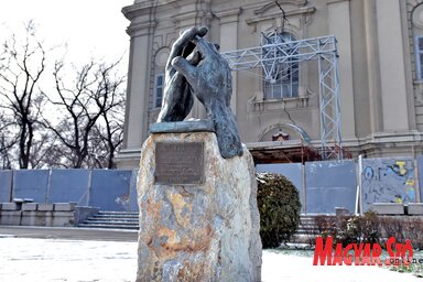 Szép Ferencz emlékszobra a Szent Teréz-székesegyház előtt áll (Fotó: Gergely Árpád)