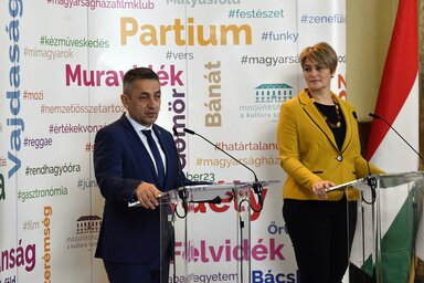 Budapest, 2021. janu?r 22.
Pot?pi ?rp?d J?nos, a Minisztereln?ks?g nemzetpolitik??rt felel?s ?llamtitk?ra ?s Csibi Krisztina, az int?zm?ny igazgat?ja az alap?t?s?nak t?z?ves ?vfordul?j?t ?nnepl? Magyars?g H?z?ban tartott sajt?t?j?koztat?n 2021. janu?r 22