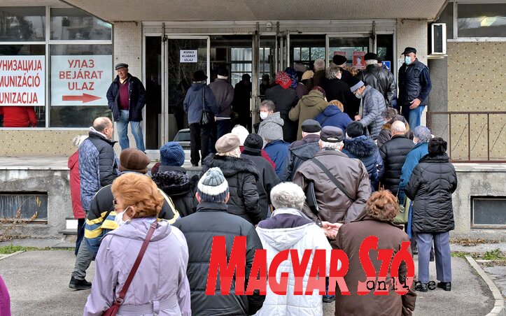 Nagy sor volt az új városházán található oltópont előtt (Fotó: Gergely Árpád) Nagy sor volt az új városházán található oltópont előtt (Fotó: Gergely Árpád)