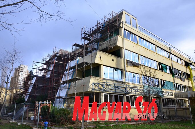 A Limáni Egészségházat a múlt század hetvenes éveiben építették, azóta történtek kisebb felújítások rajta, most azonban teljesen rekonstruálják. Kívülről és belülről is megújul, az ígéretek szerint áprilisra elkészül