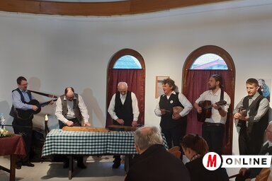 A vidám hangulatról a Szirmai Károly MME Dalárda férfikórusa és Tamburazenekara gondoskodott.