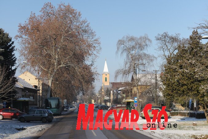 Kishegyesen a szövetkezeti otthon és a színház közötti tér felújítása keretében egy csaknem ezer négyzetméteres felületet alakítanak ki zöldövezettel, padokkal, megvilágítással és nyári színpaddal Kishegyesen a szövetkezeti otthon és a színház közötti tér felújítása keretében egy csaknem ezer négyzetméteres felületet alakítanak ki zöldövezettel, padokkal, megvilágítással és nyári színpaddal