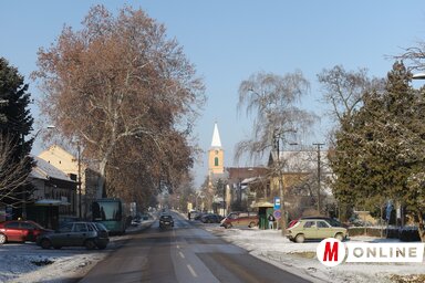 Kishegyesen a szövetkezeti otthon és a színház közötti tér felújítása keretében egy csaknem ezer négyzetméteres felületet alakítanak ki zöldövezettel, padokkal, megvilágítással és nyári színpaddal