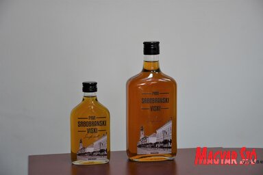 A 0,2 literes és a 0,7 literes szenttamási whisky (Paraczky László felvétele)