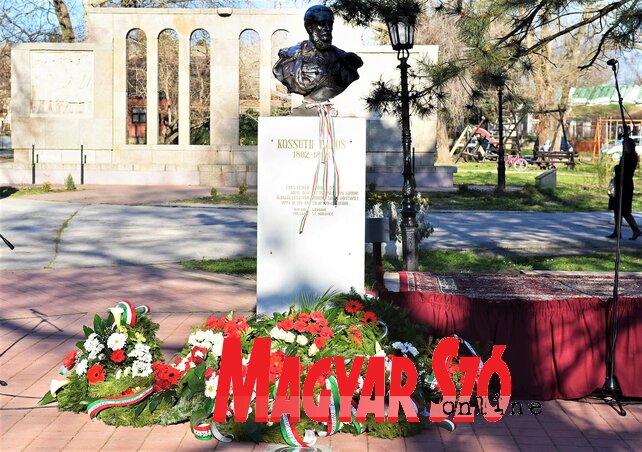 A március 15-ei nemzeti ünnepünkön virágba borul a Kossuth-szobor talapzata (Fotó: Ótos András)