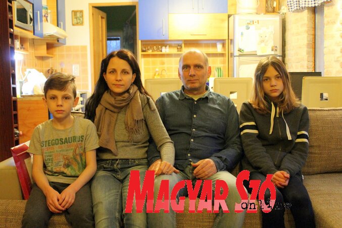 A Mikovity család – Ákos, Mirella, Zoltán, Virág (a képről hiányzik:Csenge) (Benedek Miklós felvétele)