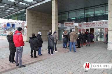 Védőoltásért állnak sorba az Újvidéki Vásár 1-es csarnoka el (Diósi Árpád felvétele)