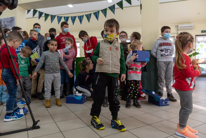 Nekem is a sárga pertlis tetszik! (Fotó: MTI) Nekem is a sárga pertlis tetszik! (Fotó: MTI)