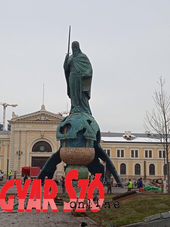 Intenzív munkálatok a szoboravatást megelőző napokban (Fotó: Miklós Hajnalka) Intenzív munkálatok a szoboravatást megelőző napokban (Fotó: Miklós Hajnalka)