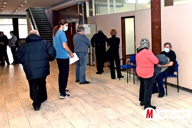 Várakozás a vakcina beadására (Fotó: Gergely Árpád)