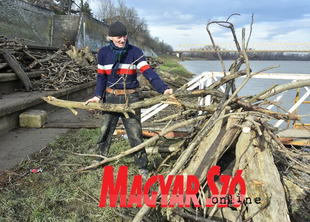 Boros Márton a révkapitányságnál kihalászott fával Boros Márton a révkapitányságnál kihalászott fával
