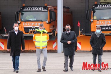 A tartományi titkárhelyettes és a topolyai vendéglátók az autópálya melletti útkarbantartási, téli szolgálat telephelyén