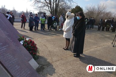 Koszorúzás a Tisza-parti emlékhelyen (Fehér Rózsa felvétele)