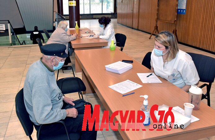 Eddig több mint ötezer-ötszázan kapták meg a koronavírus elleni védőoltást (Fotó: Gergely Árpád) Eddig több mint ötezer-ötszázan kapták meg a koronavírus elleni védőoltást (Fotó: Gergely Árpád)